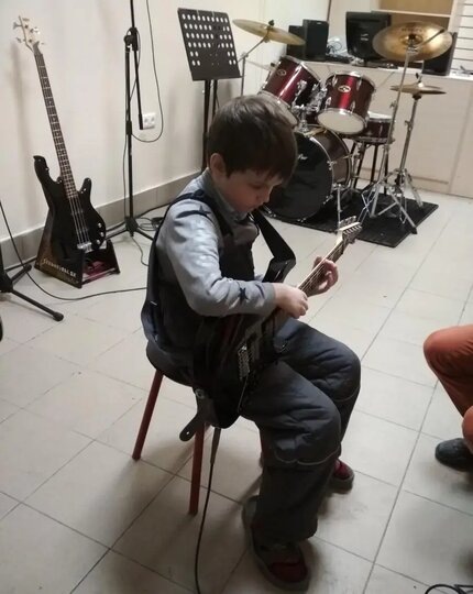    Иван за музыкальным инструментом.Предоставлено Еленой Русиновой