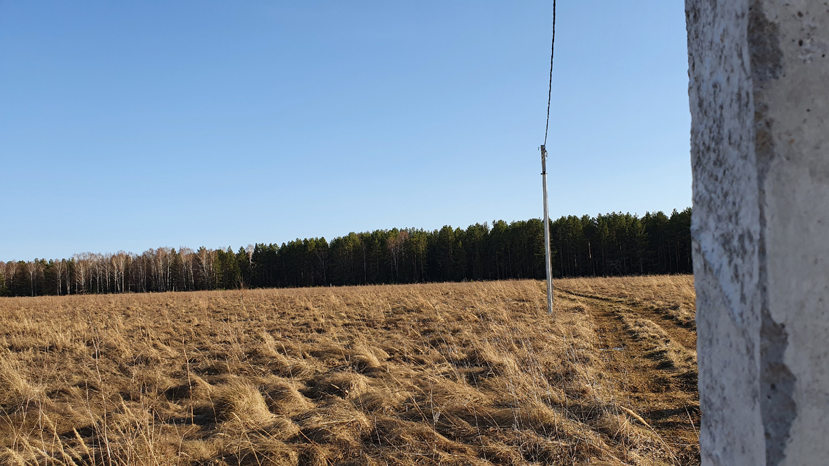 Поле, столбы, пустота, апрель