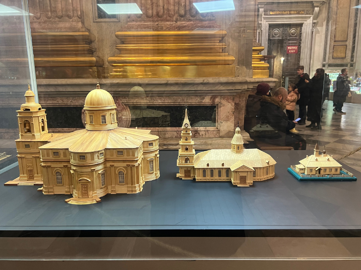 Три модели Исаакиевского собора, начиная с самой первой справа налево.
