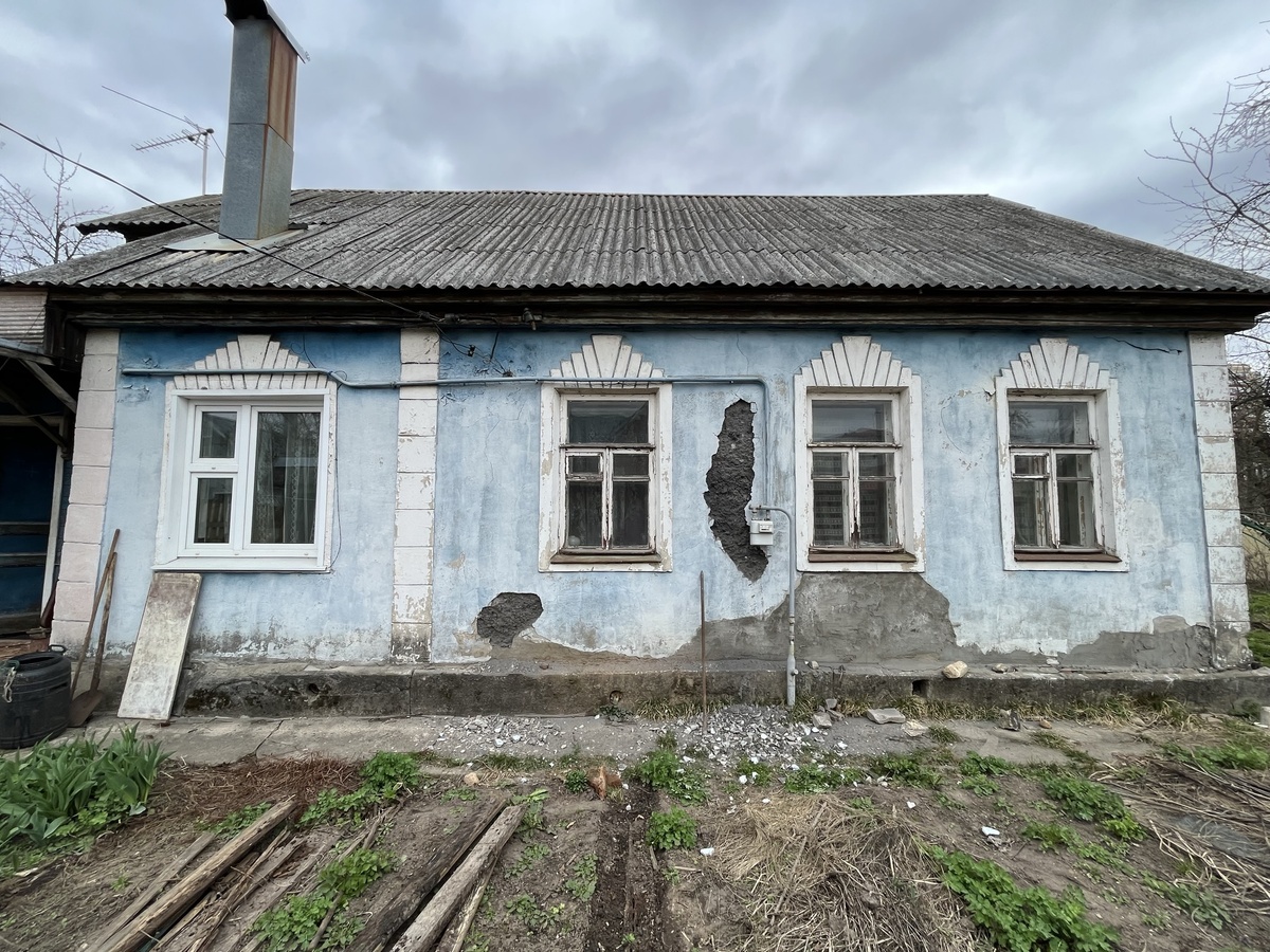 Начинаем отбивать старую штукатурку