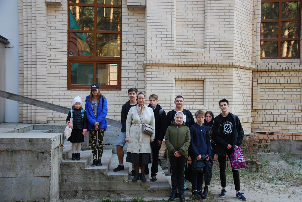 Гимназисты на северном крыльце Казанского храма