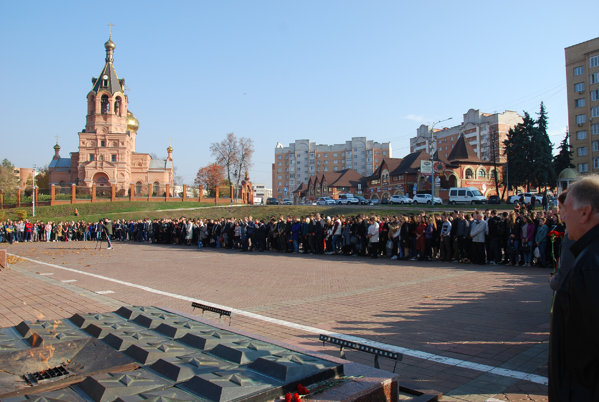 Студенты на митинге на Площади Победы