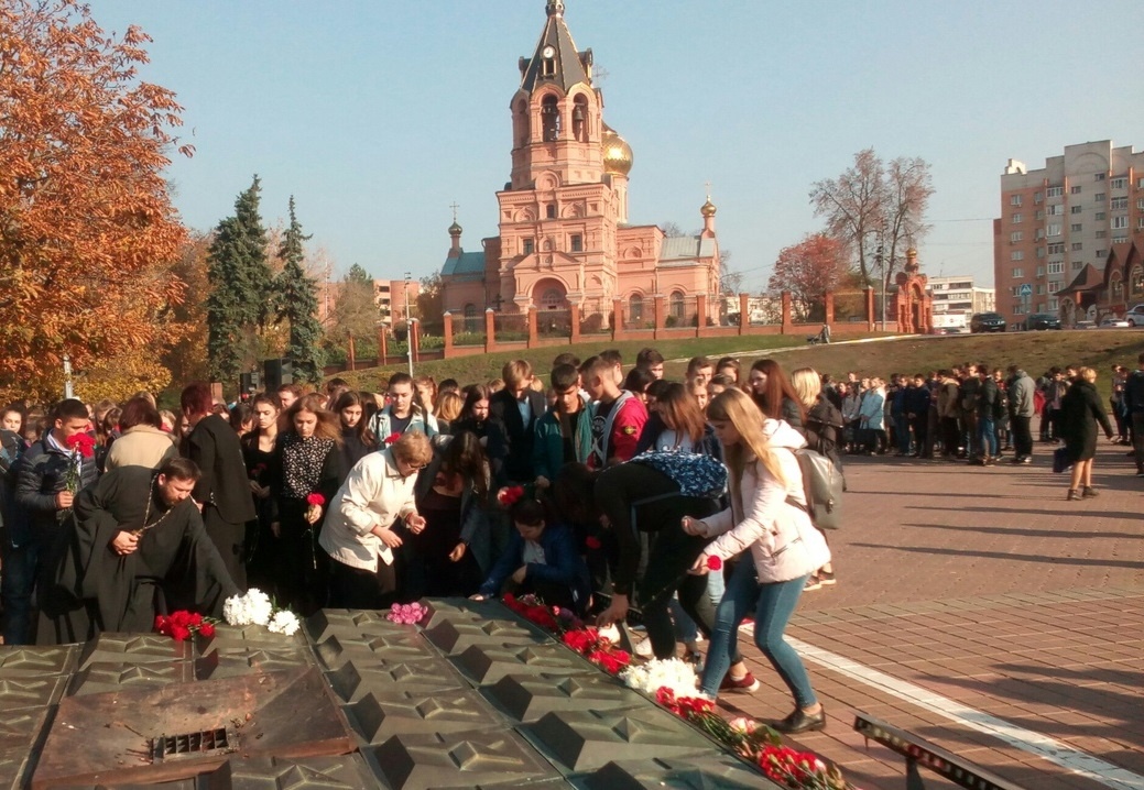 Возложение цветов к Вечному огню