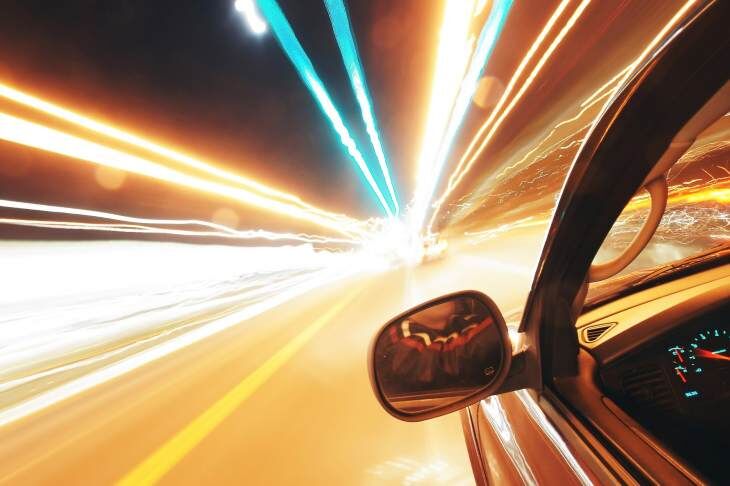 Скорость – это свобода, но некоторые машины настолько быстрые, что их просто не разрешили использовать на обычных дорогах. Они либо опасны, либо не соответствуют нормам. Разбираем 5 гиперкаров, которым закрыт путь на трассу!