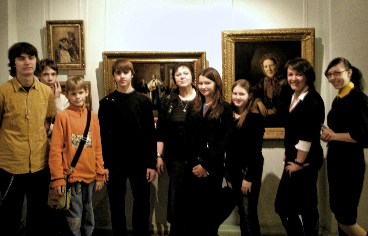 В общении с молодёжью Светлана и сама словно молодеет душой. Фото из личного архива С.Прыкиной.