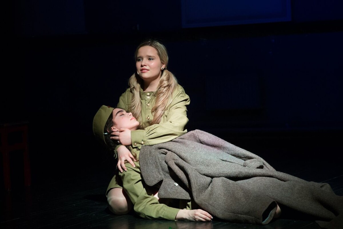 Фотография со спектакля «Наш 9 «Б». Источник: ordynka31.