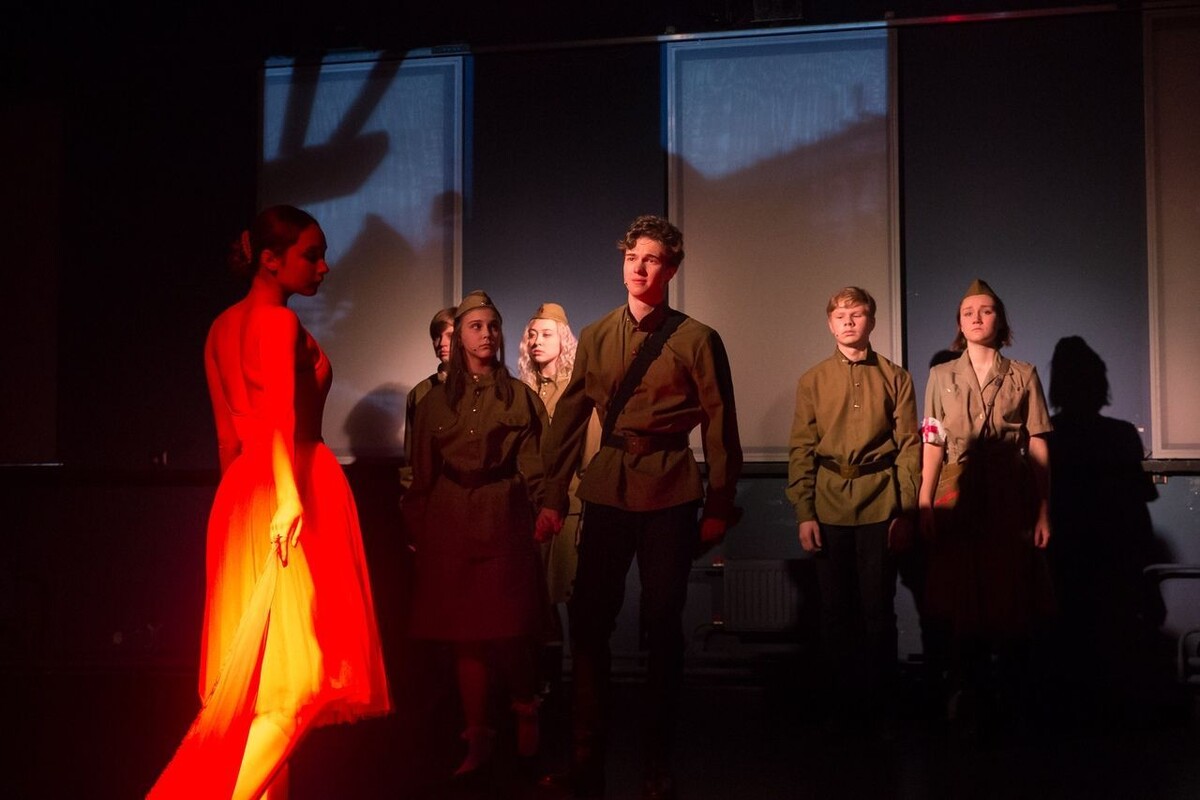 Фотография со спектакля «Наш 9 «Б»