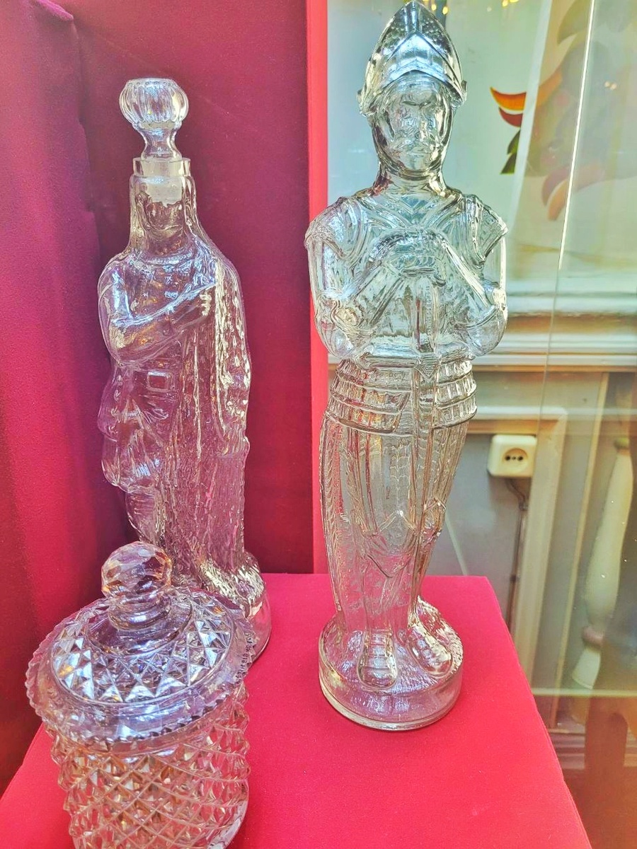 В экспозиции музеи есть и эти диковинные фигурные бутылки