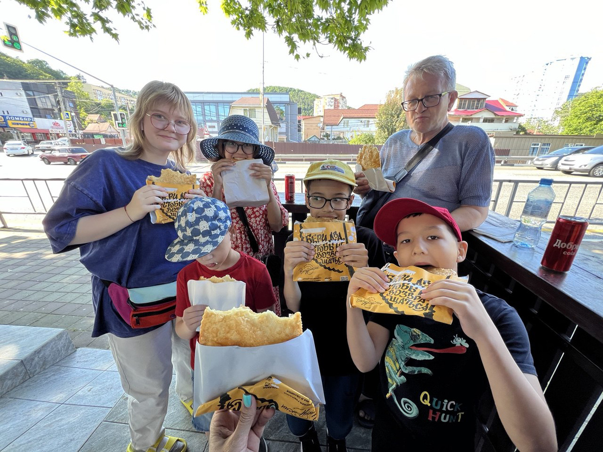 Ох любим мы посетить забегаловку близ автобусной остановки. Раньше там была пончиковая, мы были постоянными посетителями.