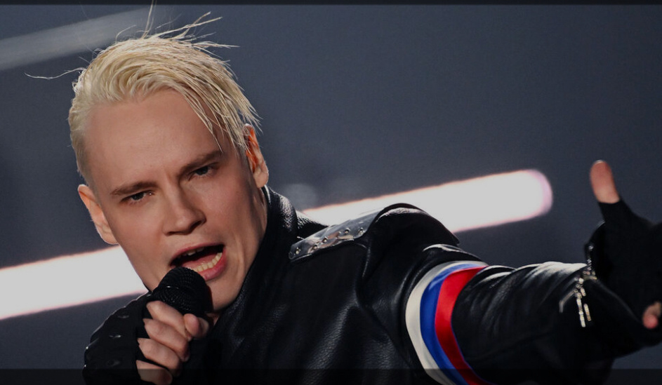 Певец Шаман. Солнце работает на два знака Скорпион и Стрелец (родился 22 ноября), да ещё и в 9 доме. Меркурий в Стрельце. Песней «Я русский» взбодрил население нашей Необъятной Родины получше политиков.