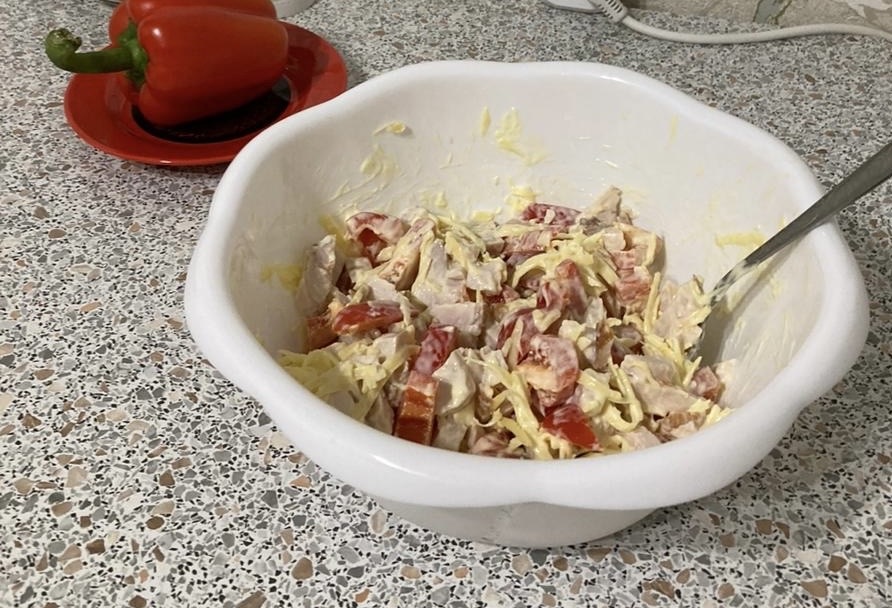 Салат с сыром, курицей и перцем
