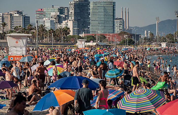    Пляжи Барселоны в разгар сезона.Zuma/ТАСС