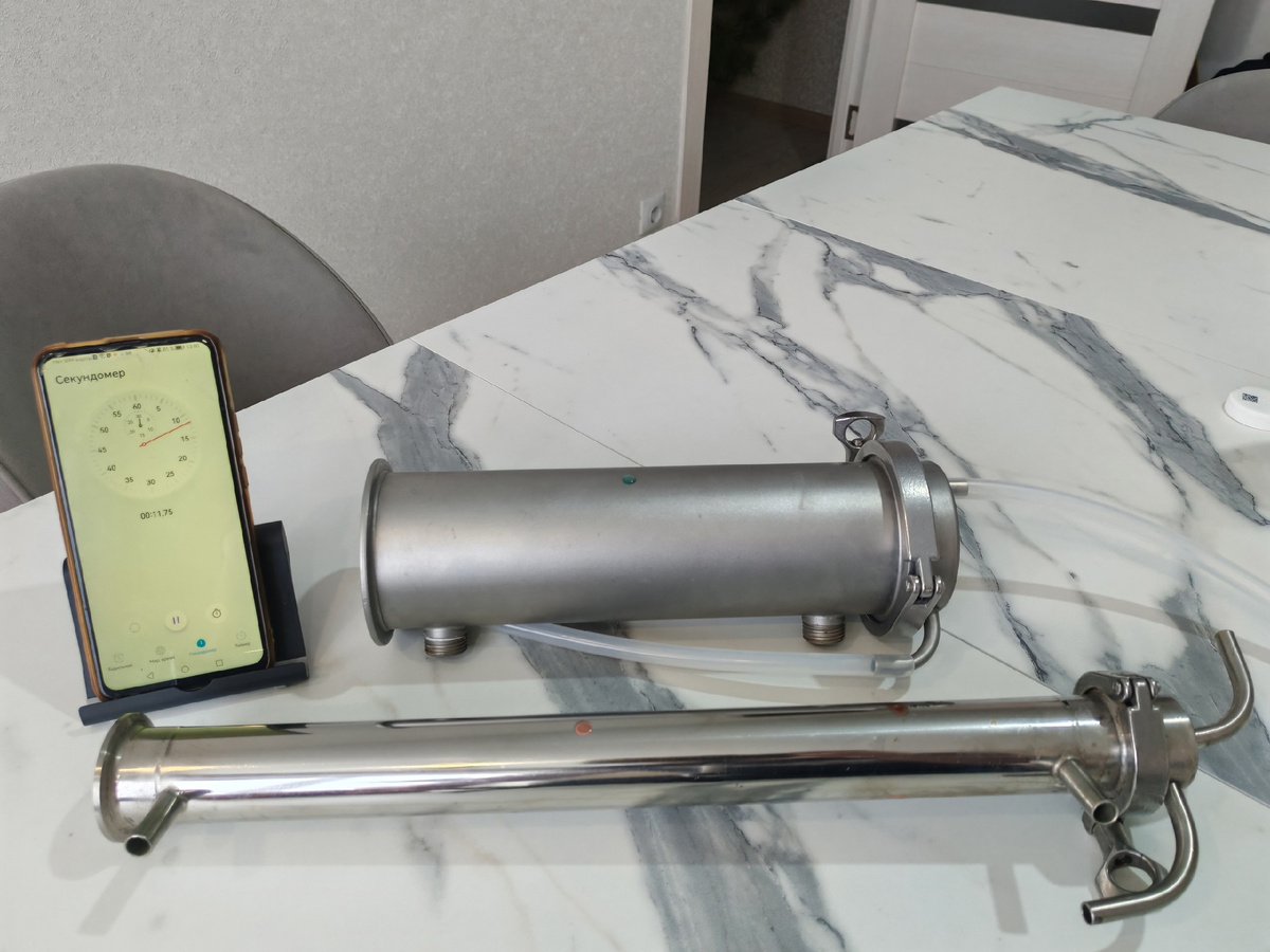 Зеленый и красный маркер на металле.