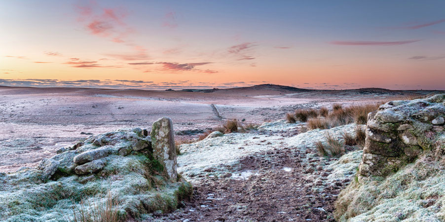Зимний восход солнца на Бодмин-Мур (холмистое болотистое урочище, вересковая пустошь).