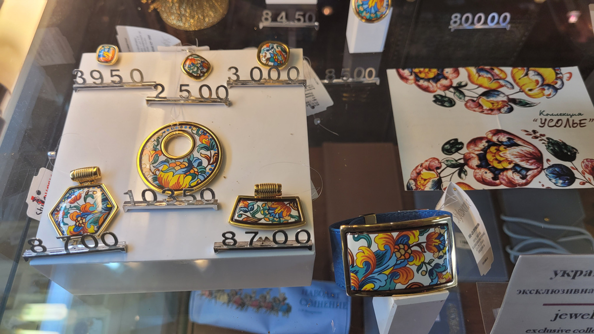 Сувенирный магазин, ассортимент. Фото автора.