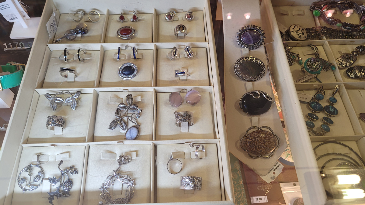 Украшения в сувенирном магазине. Фото автора.