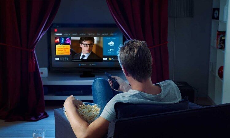    Интернет расширяет возможности телевизора. Фото: profilerussia.com