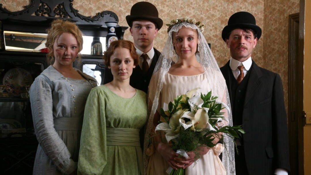 Кадр из мини-сериала «Лилии», 2007 год, режиссеры Дэвид Мур, Брайан Келли, Фердинанд Фэйрфакс, Роджер Голдби