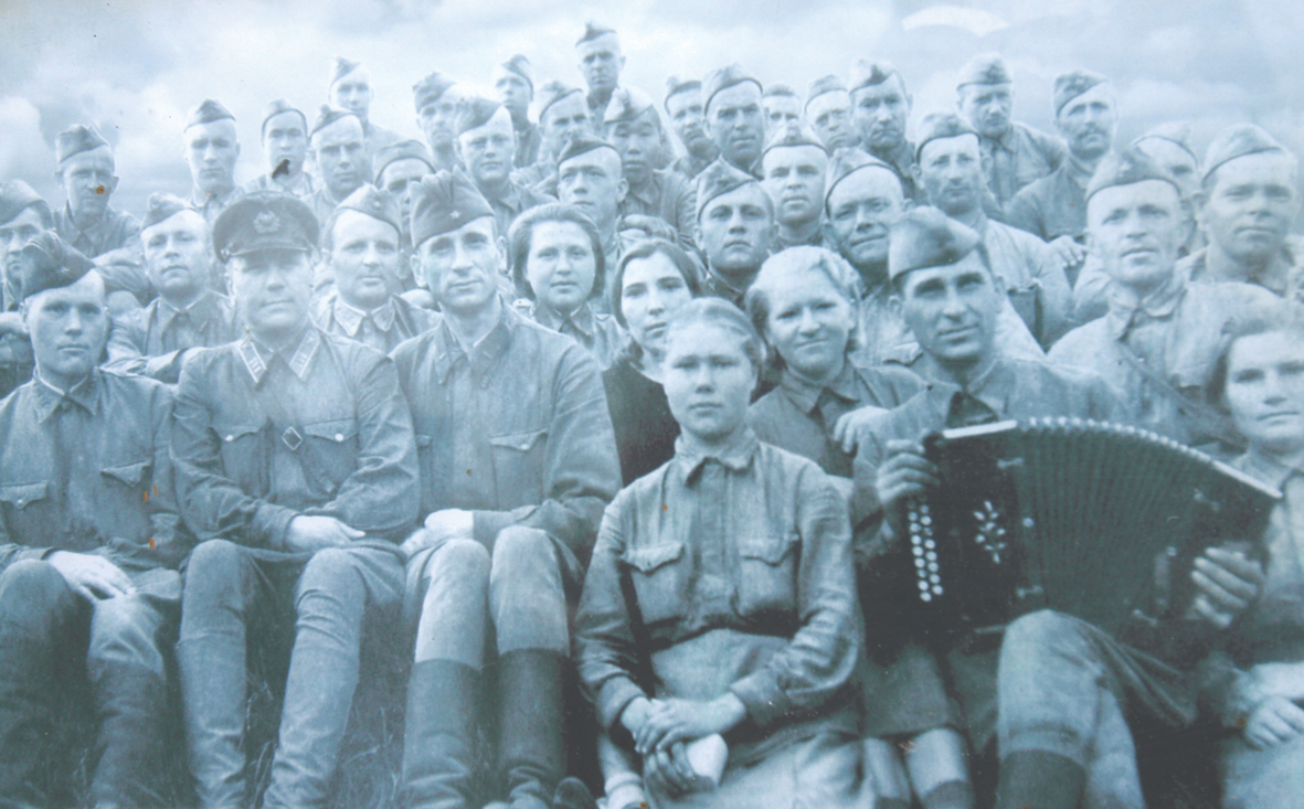 Эта фотография, как память о войне, всегда оставалась на стене в доме Прасковьи Захаровны Рогачевой. Она на ней – рядом с гармонистом.