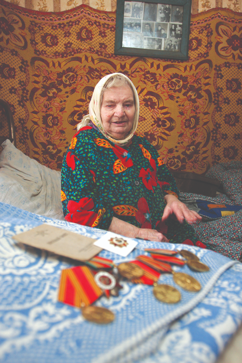 А на этом фото  моя героиня  с военным билетом и своими фронтовыми наградами.  Царствие Небесное боевой бабушке!