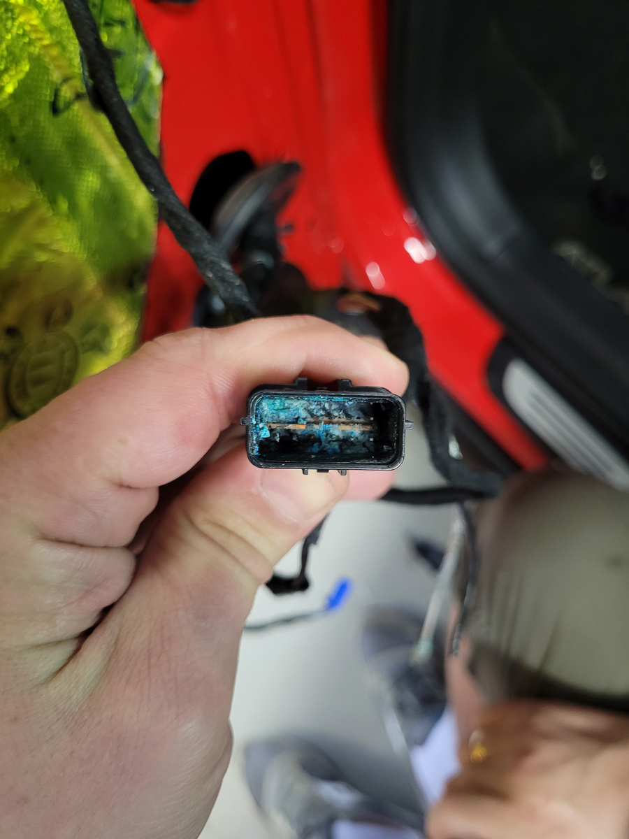 Клемма проводки дверей окислилась