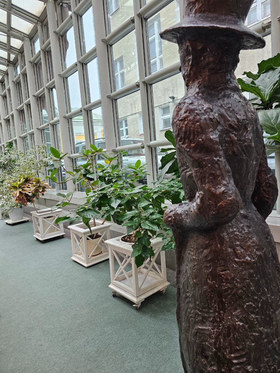 Очаровательный двор под стеклянной кровлей. (Автор фото Л.Баева)