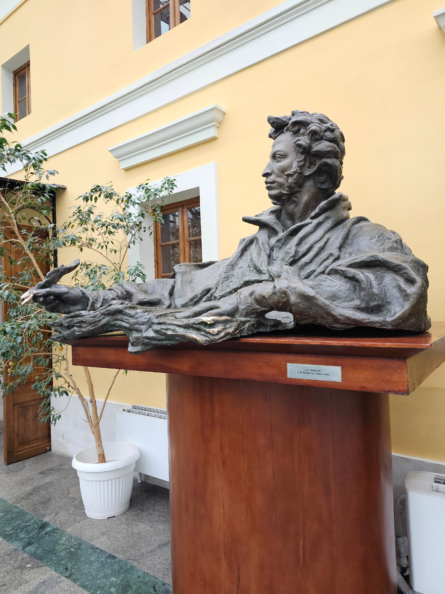 А.С Пушкин скульптор Е. Балашова 1955 г. (Автор фото Л.Баева)