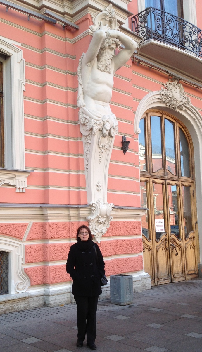 Невский проспект, розовый дом, автор, урна, задумчивый мужчина, петербургский воздух и целый день впереди!