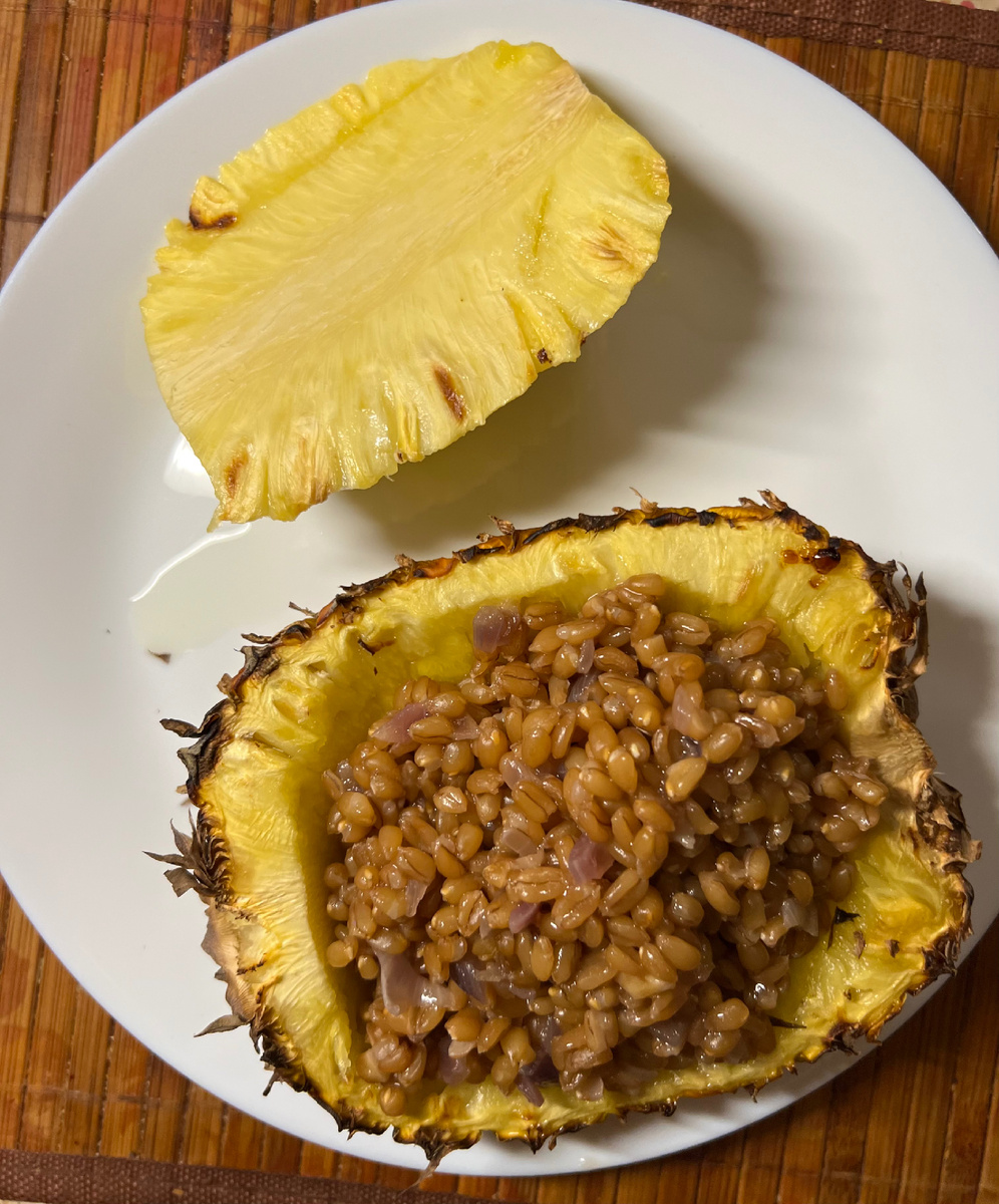 Спельта с ананасом, вырезанную серединку можно нарезать кубиками и есть вместе со спельтой или отдельно. Ананас дает очень вкусный сок при запекании