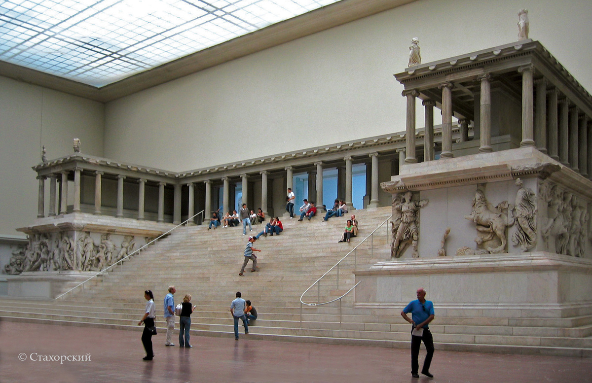 Фасад Пергамского алтаря, II век до н.э. Музей Пергамон, Берлин