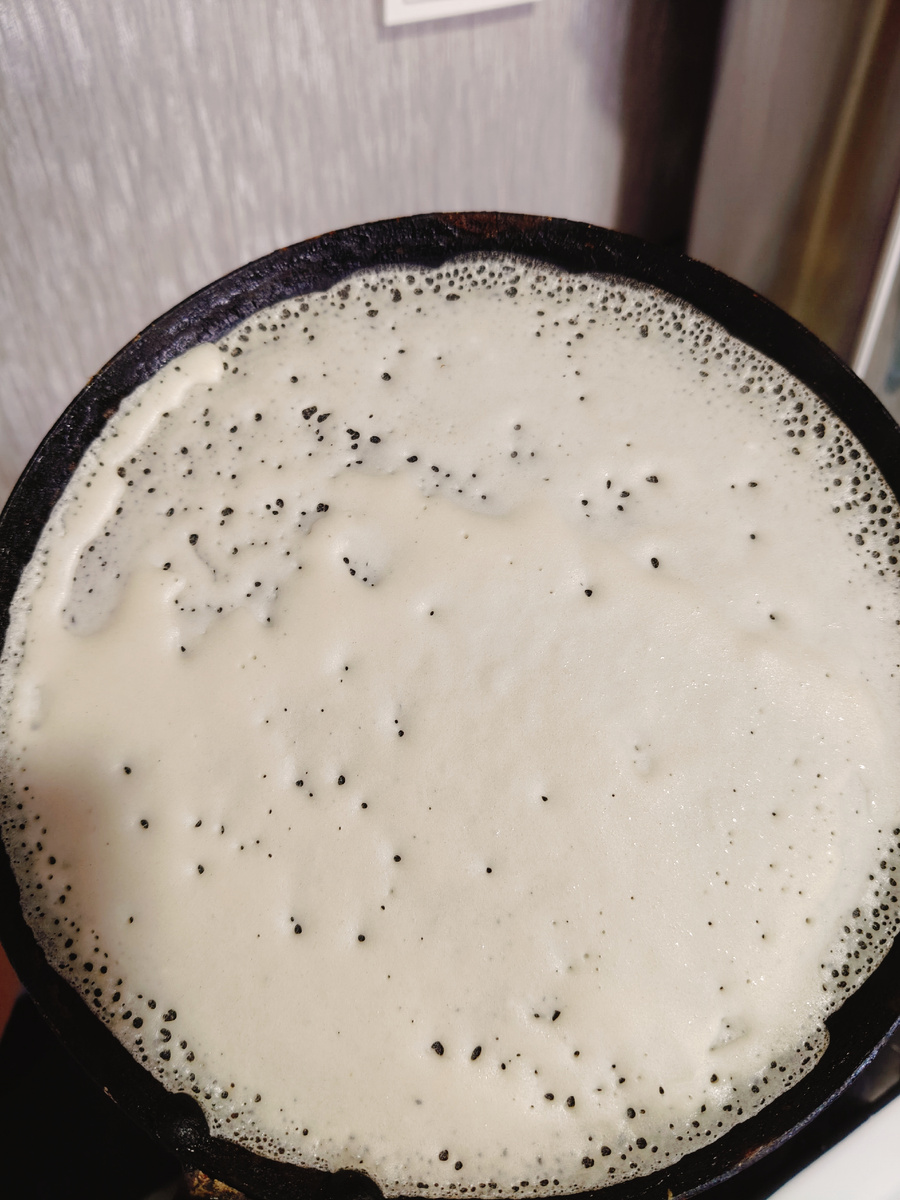 Блинчик на сковороде