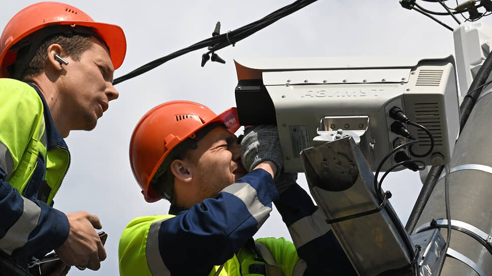 Монтаж новых стационарных комплексов фотовидеофиксации на трассе М-5 «Урал».📷Фото: Анатолий Жданов / Коммерсантъ