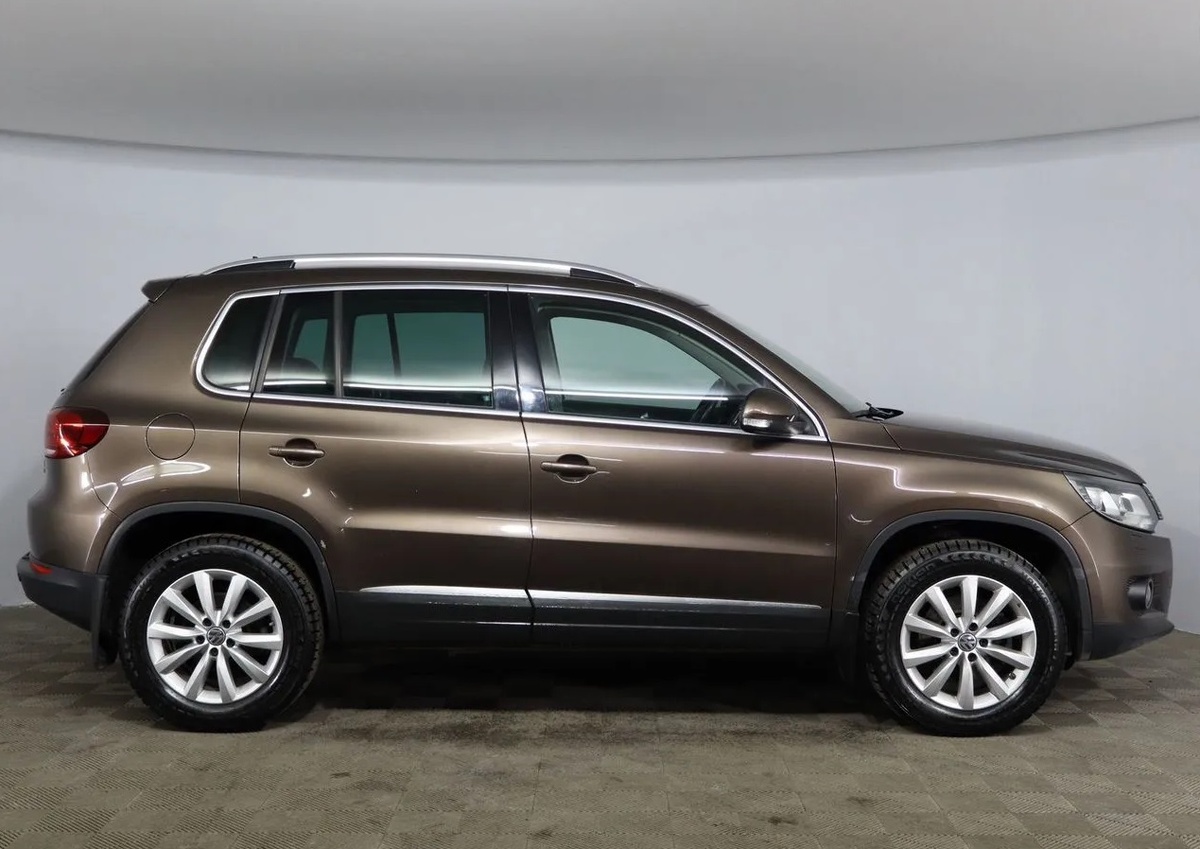 Блестящий кузов, мутные цифры. В нашем случае автомобиль прошел не 105 000 км, как заявляли в автосалоне, а целых 165 101 км!  