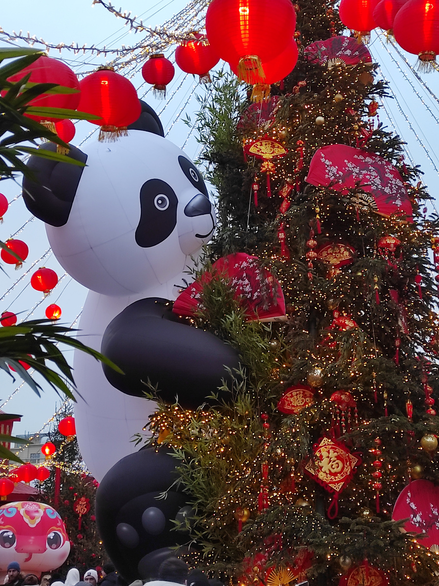 Панда на ёлке на Манежной площади