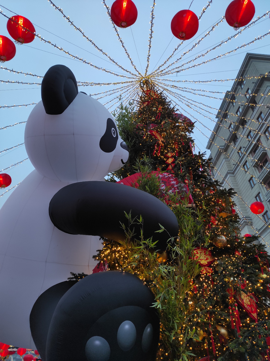 Панда на ёлке на Манежной площади