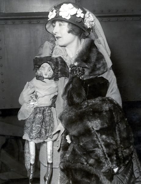 Актриса Милдред Харрис, жена Чарли Чаплина, с будуарной куклой. 1923 г.