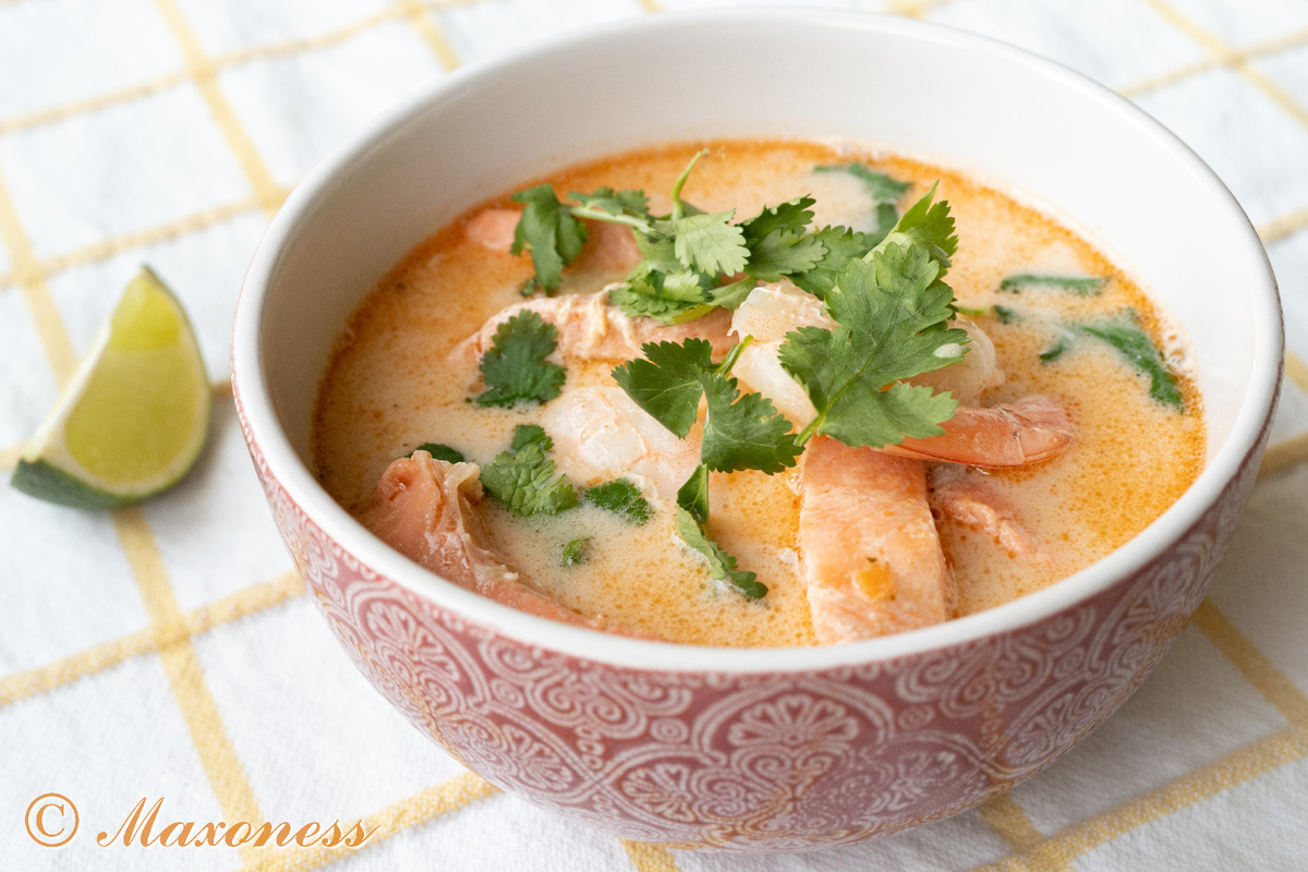 Красный тайский суп-лапша с морепродуктами