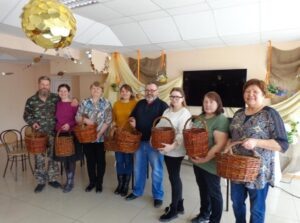 я в цкентре, в чёрной рубашке, а Катя Савельева слева от меня