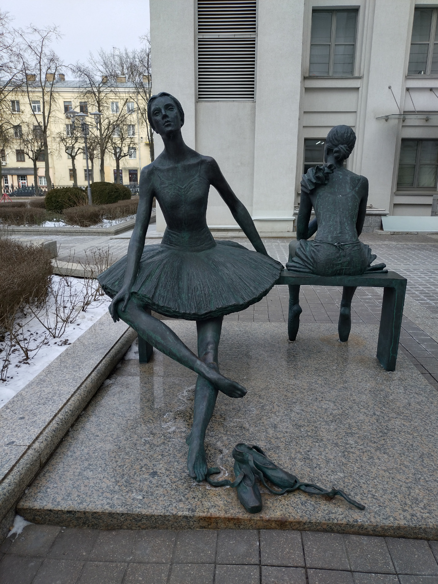 У здания театра  