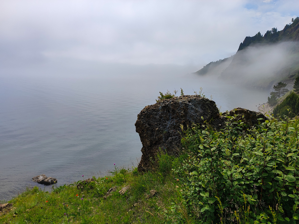 Впереди в тумане Чаячий утёс, куда мы направляемся