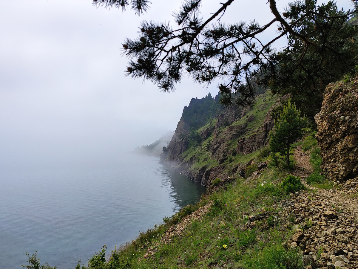 Воды Байкала упираются в скалы — начались скальные прижимы