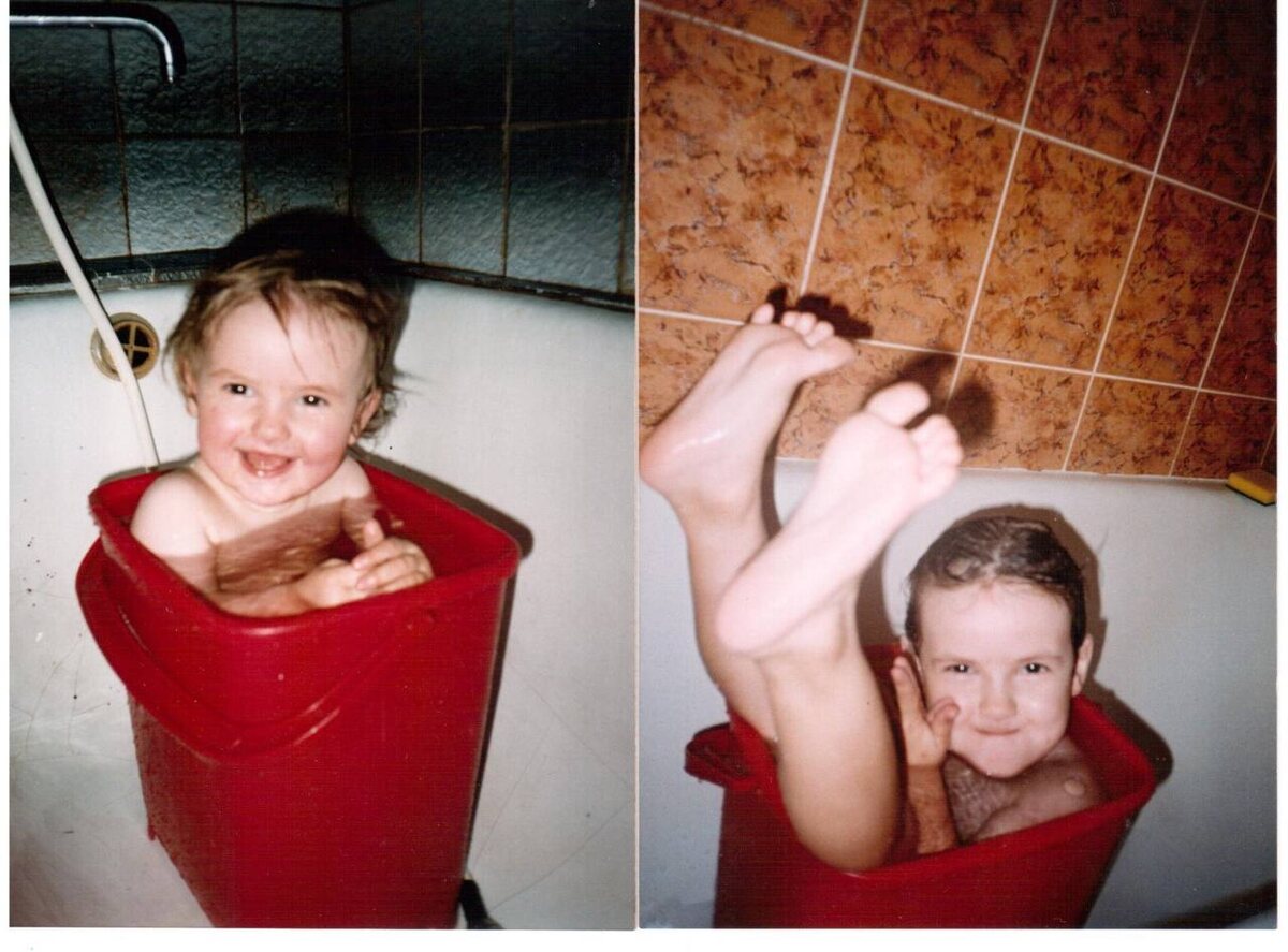 Какой-то из сентябрёв или августов, 20 лет назад. Разница между фотками 4 года, доча в том же ведре😁