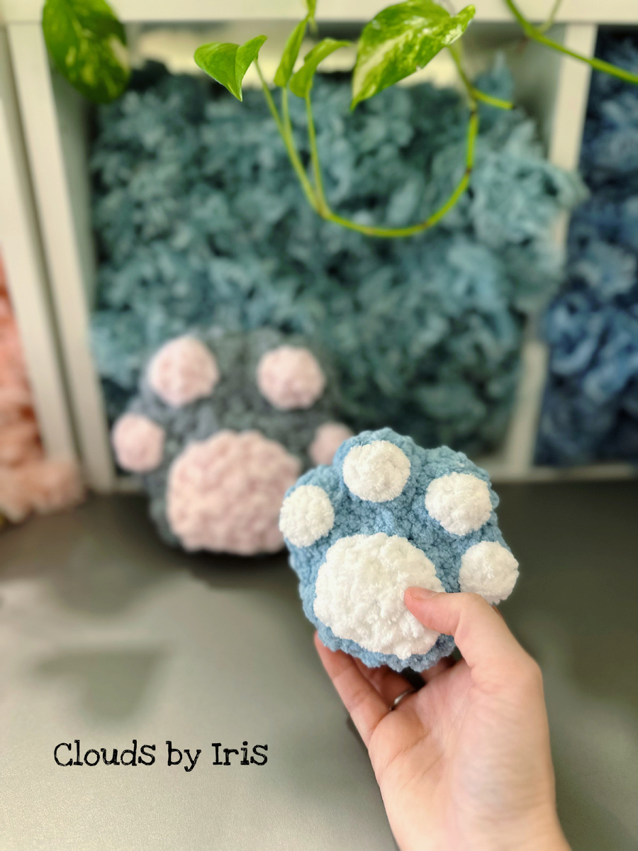 Лапка из Alize Puffy Fine. Размер 11*9 см