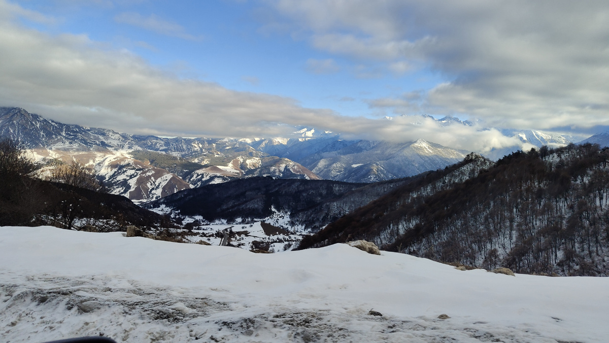 Панорама с перевала Цей-Лоам