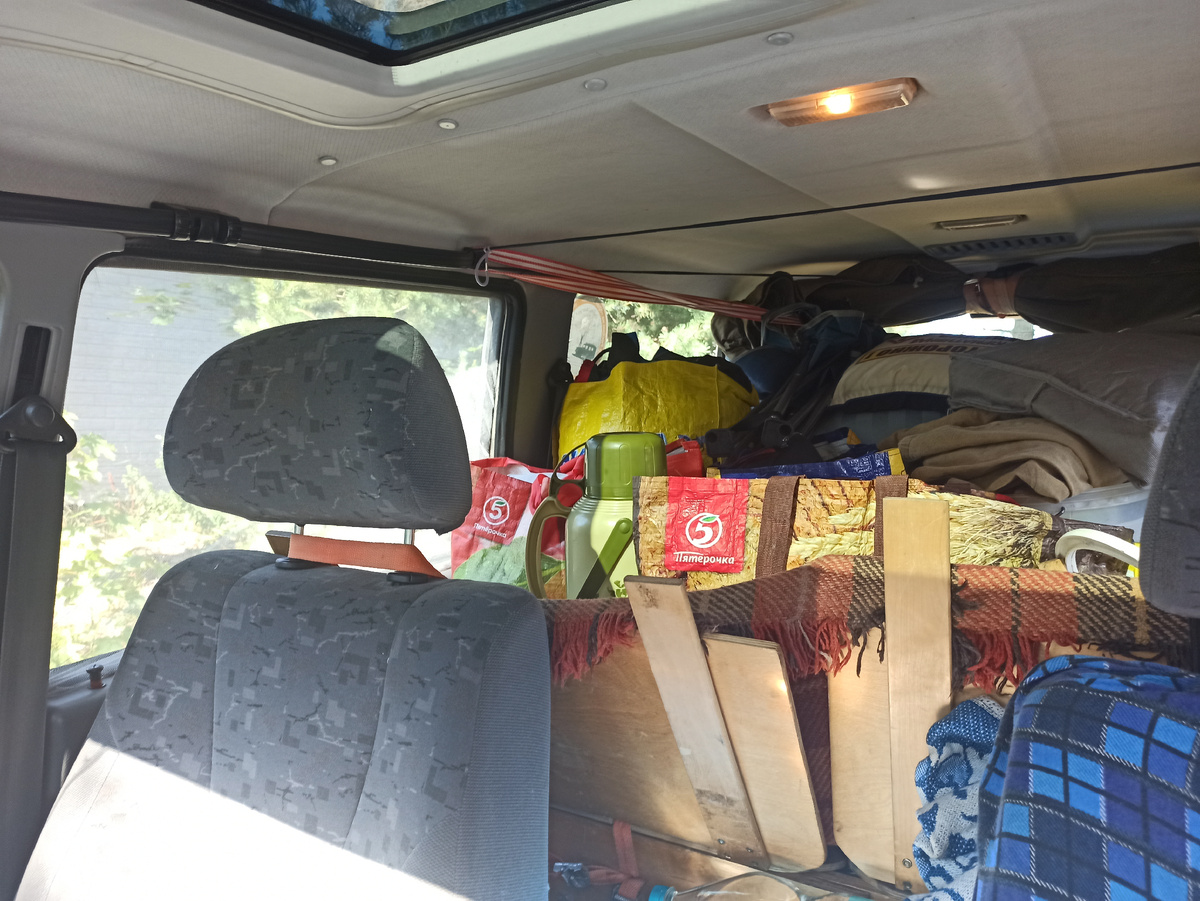 - Мотор с надувнушкой не взяли на борт? - Шмурдяк твой утащит УАЗ Патриот! Смешно, но верёвочка для белья под потолком ещё с магаданской поездки.