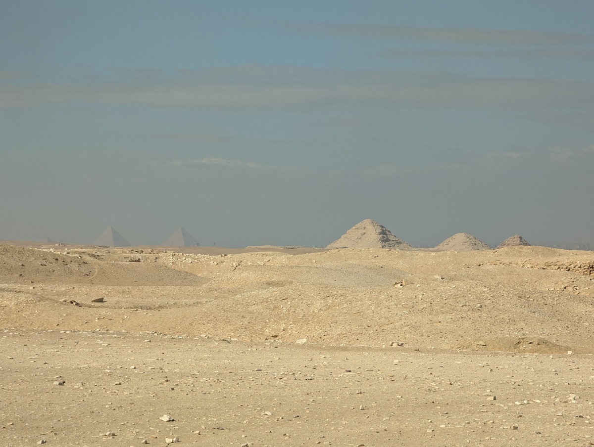 Слева, на горизонте, пирамиды Гизы