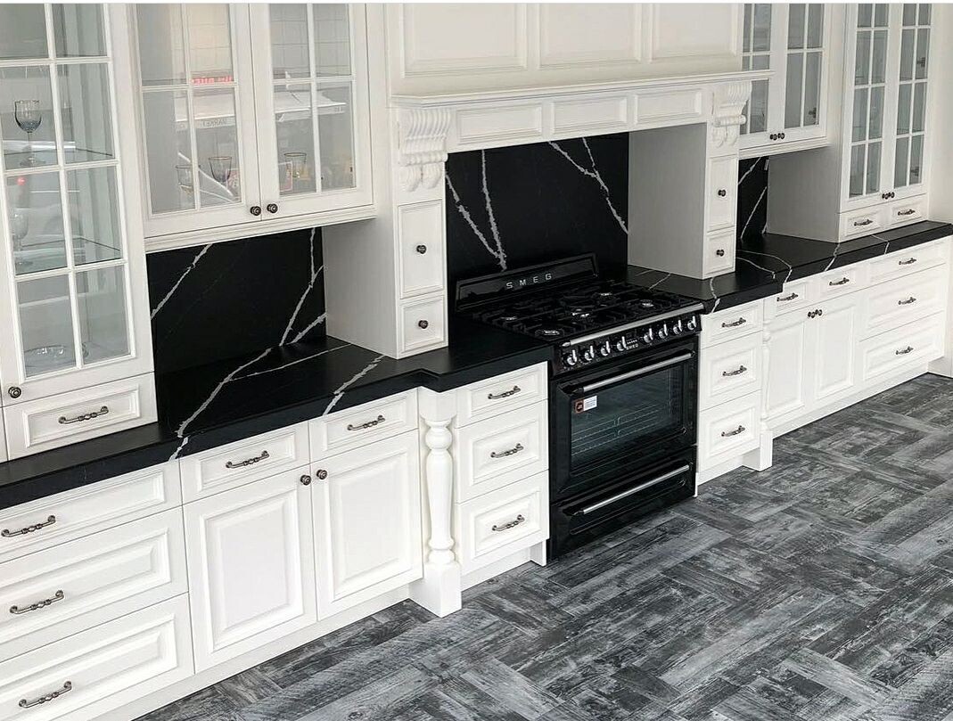 Столешница под цвет мрамора Марквина. Кварцевый камень 9719 Marquina Lavagna от Belenco