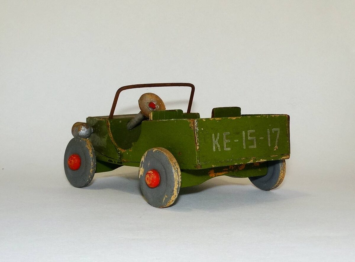 Деревянный джип, фото автора. 