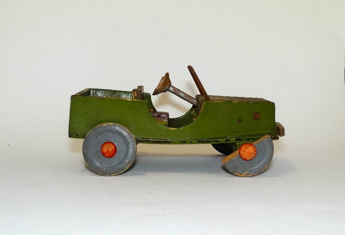 Деревянный джип, фото автора.  