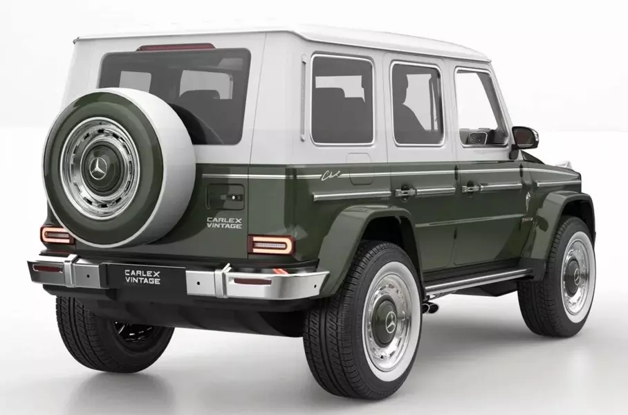 Два автомобиля - один в розово-белом и один в зелено-белом дизайне - выставлены на продажу в российской столице.